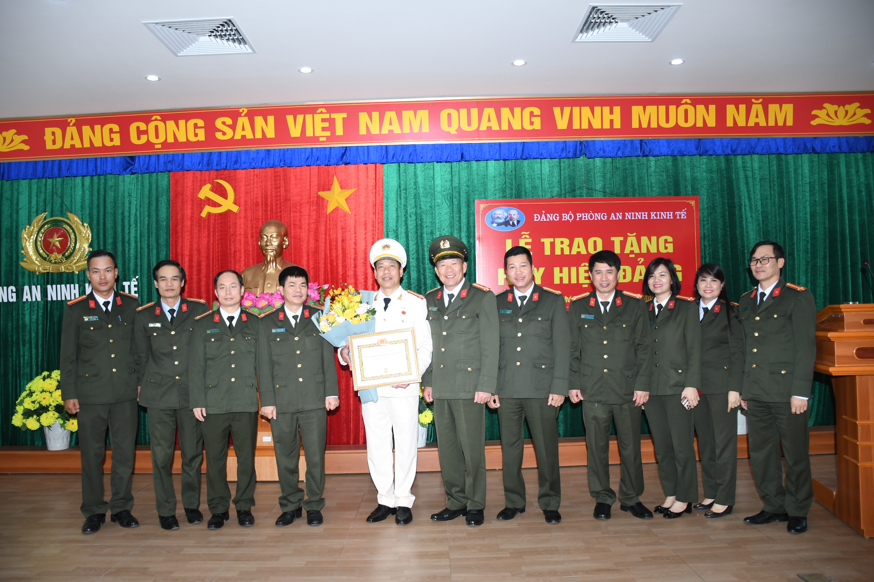 Đại tá Đào Quang Trường - Phó Giám đốc CATP trao huy hiệu 30 năm tuổi Đảng, chúc tết Công an các địa phương, đơn vị